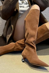 Bota Feminina Cano Alto Bico Fino Camurça Marrom Kora