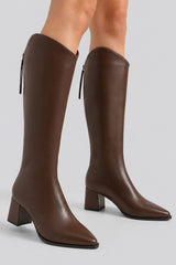 Bota Feminina Cano Longo Bico Fino De Couro Marrom Lia